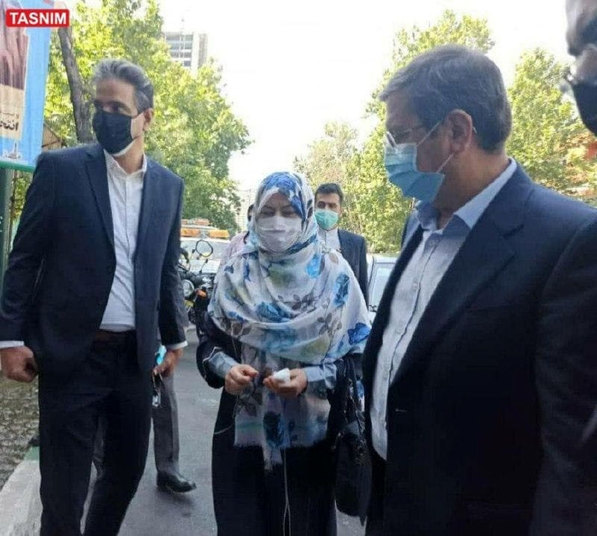 حضور عبدالناصر همتی همراه با همسرش  در حسینیه ارشاد