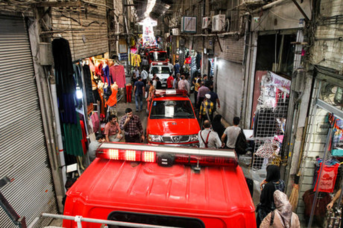 وقوع آتش سوزی گسترده انبار کالا در محدوده بازار تهران