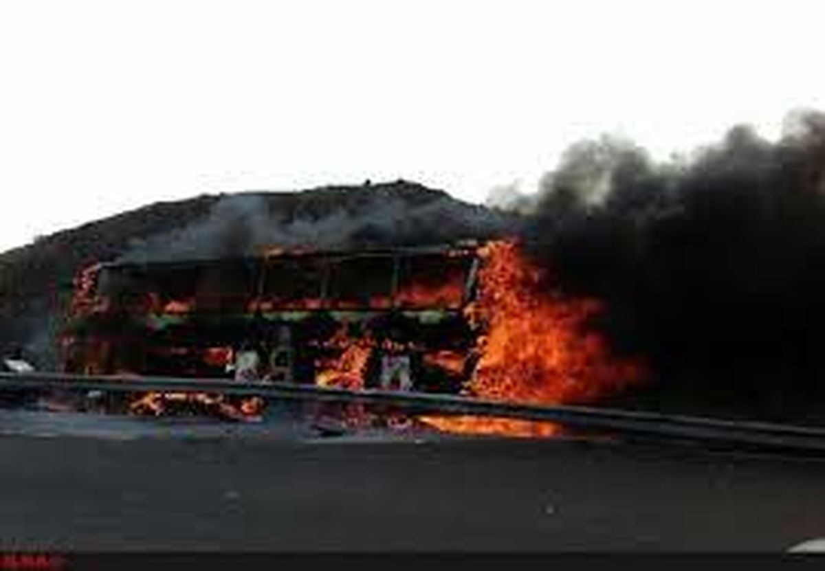اتوبوس در آزادراه تهران-قم آتش گرفت