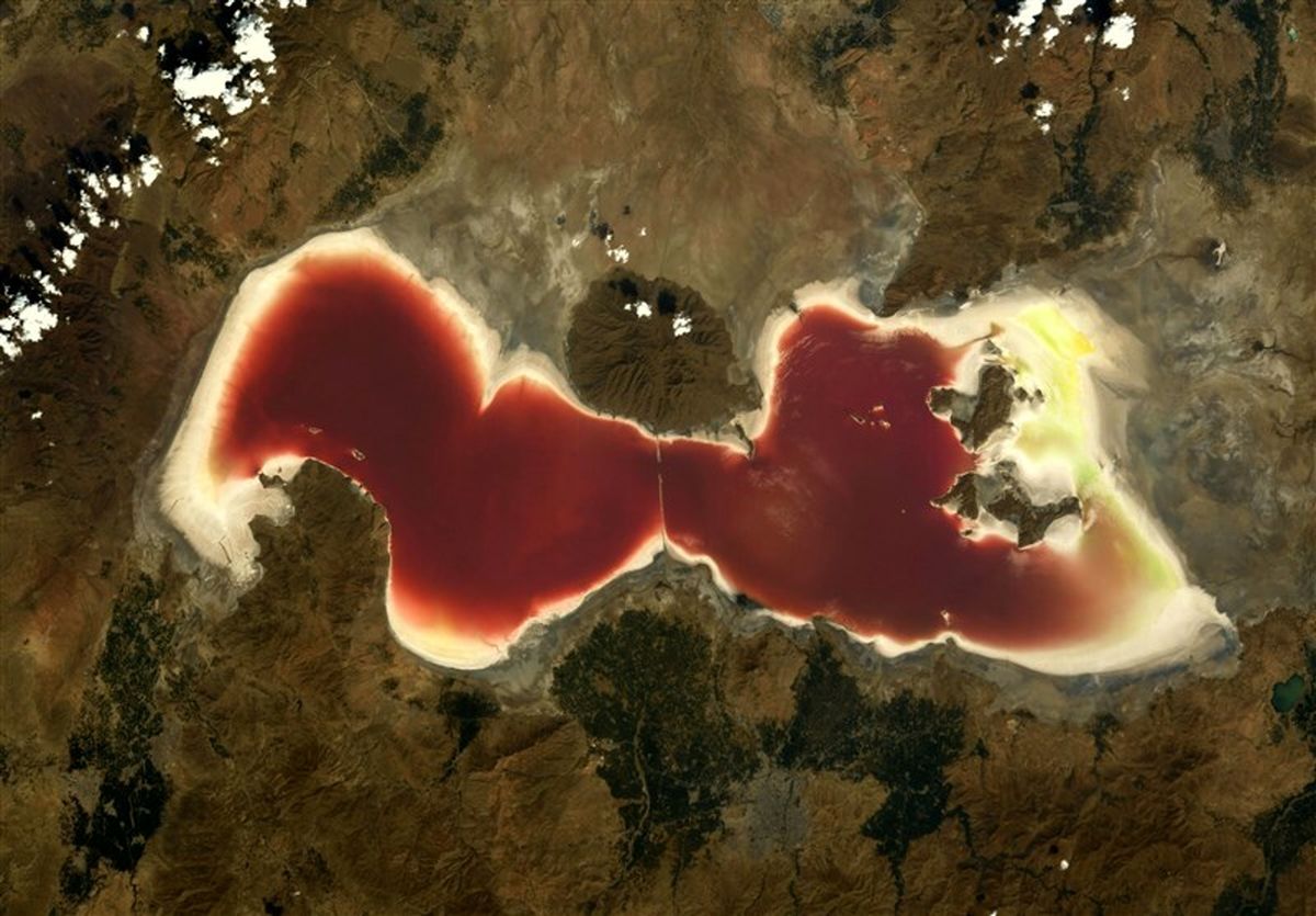 مساحت دریاچه ارومیه تنها در یک سال، یک‌سوم شد!
