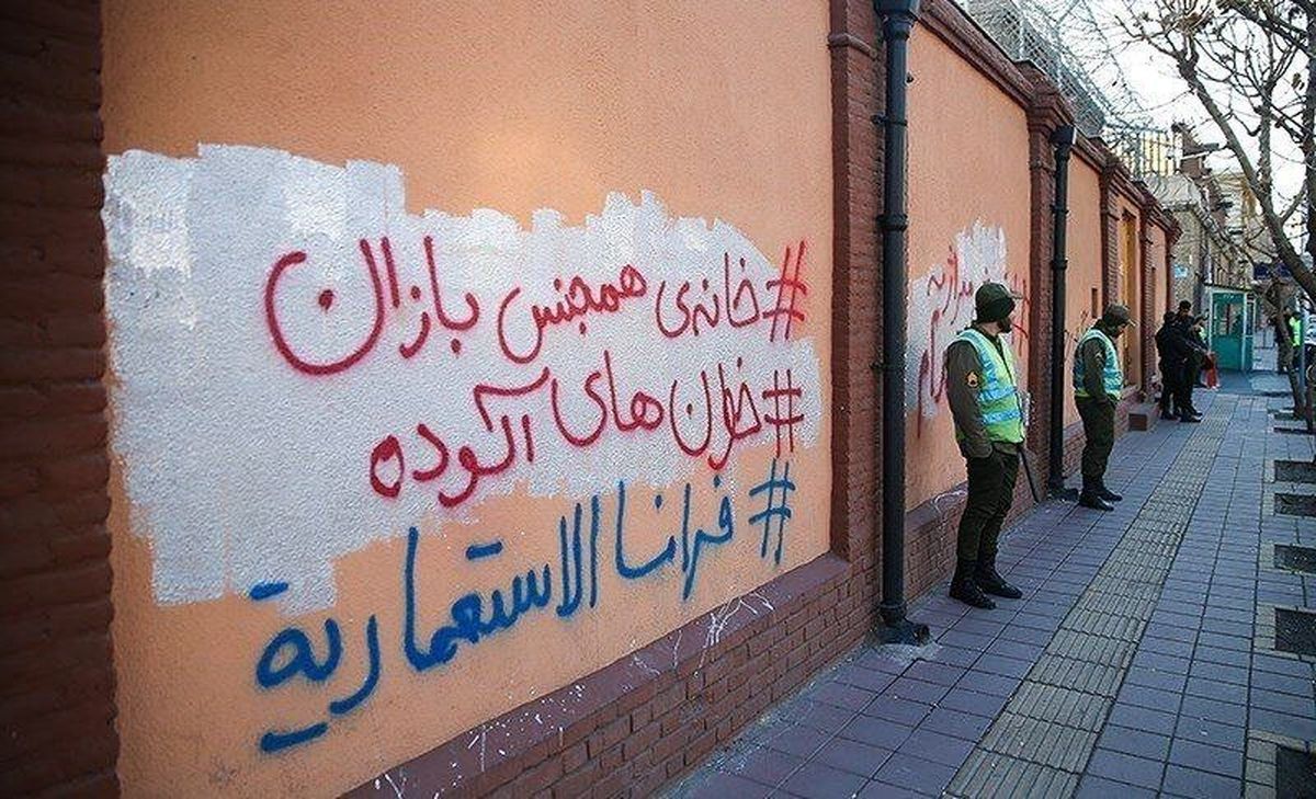 عکس؛ نوشتن شعار «همجنس‌بازان» روی دیوار سفارت فرانسه در تهران