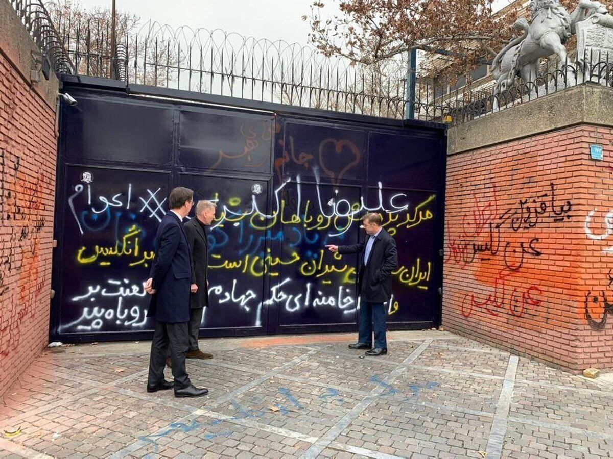 بی ادبی در اعتراضات دانشگاه بد است، روی دیوار سفارت خوب؟