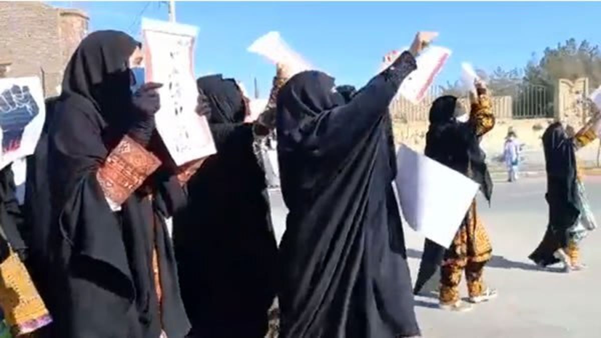 روزنامه ایران: بازهم زن‌هایی که از شهرهای دیگر رفته بودند، در زاهدان شعار دادند