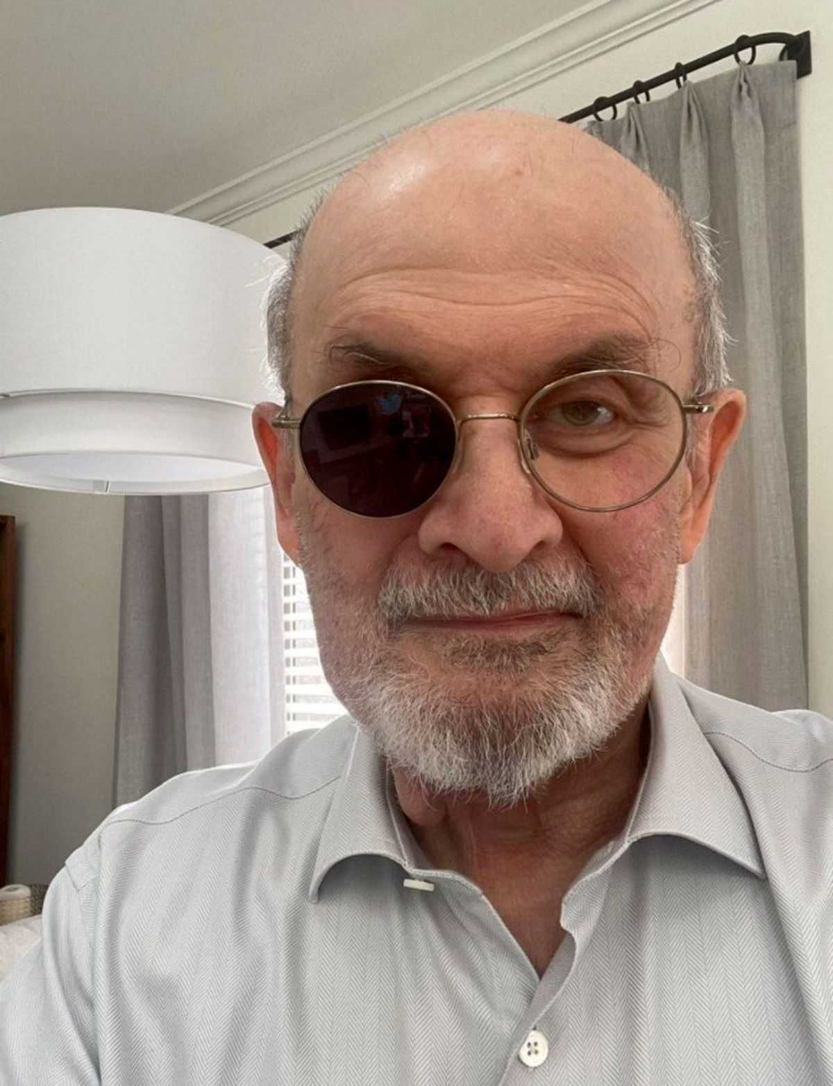 اولین تصویر منتشر شده از سلمان رشدی ۶ ماه پس از حمله