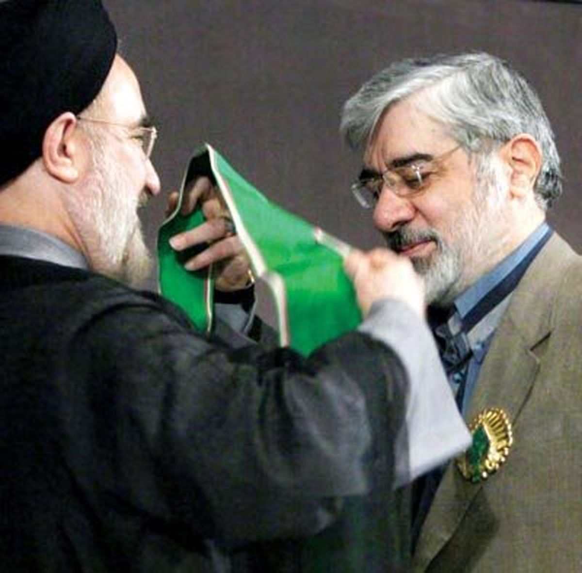 واکنش عباس عبدی به بیانیه خاتمی و موسوی؛ با سیاست‌های موجود نمی‌توان به بقا ادامه داد