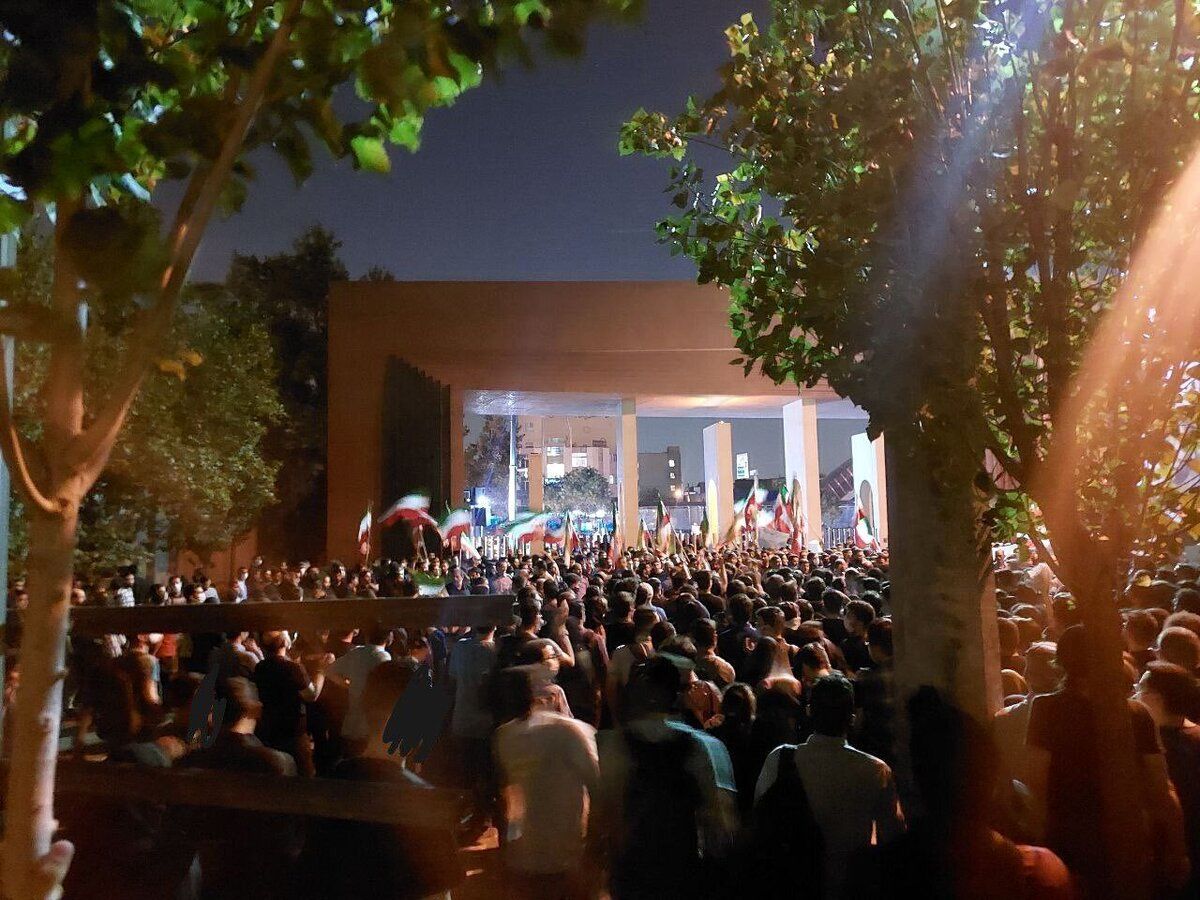 توجیه روزنامه همشهری برای حمله به دانشگاه شریف