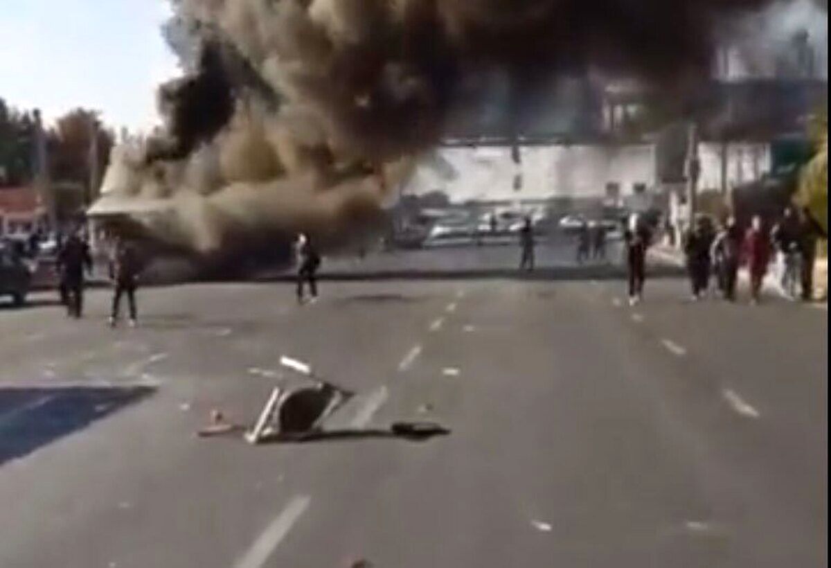 عکس و فیلم؛ گزارش فارس از درگیری شدید در کرج و زخمی شدن ماموران پلیس