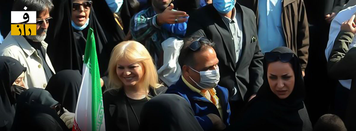 یک زن بی‌حجاب در راهپیمایی ۱۳ آبان؛ پیام این تصویر چیست؟