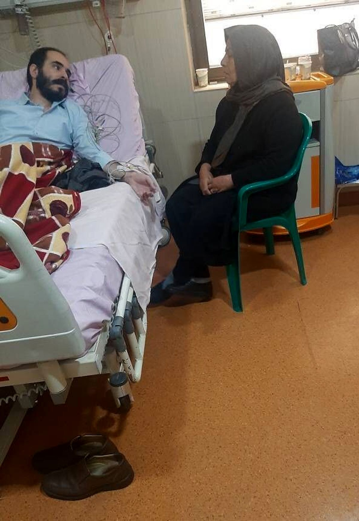 انتشار تصویری از دیدار حسین رونقی با مادرش