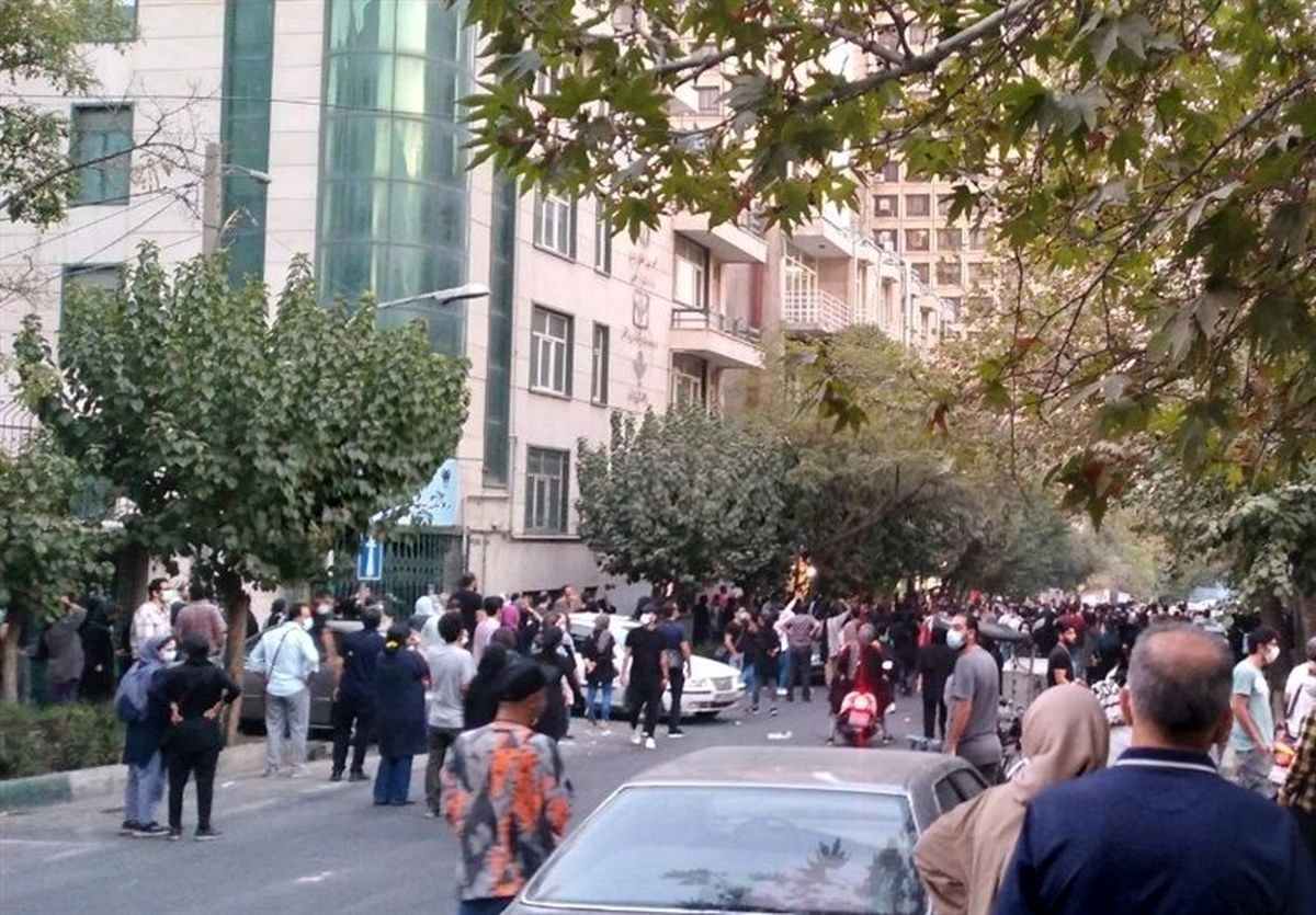 روایت ایرنا از تجمعات امروز تهران در مقابل سازمان نظام پزشکی، خانه هنرمندان و بازار تهران