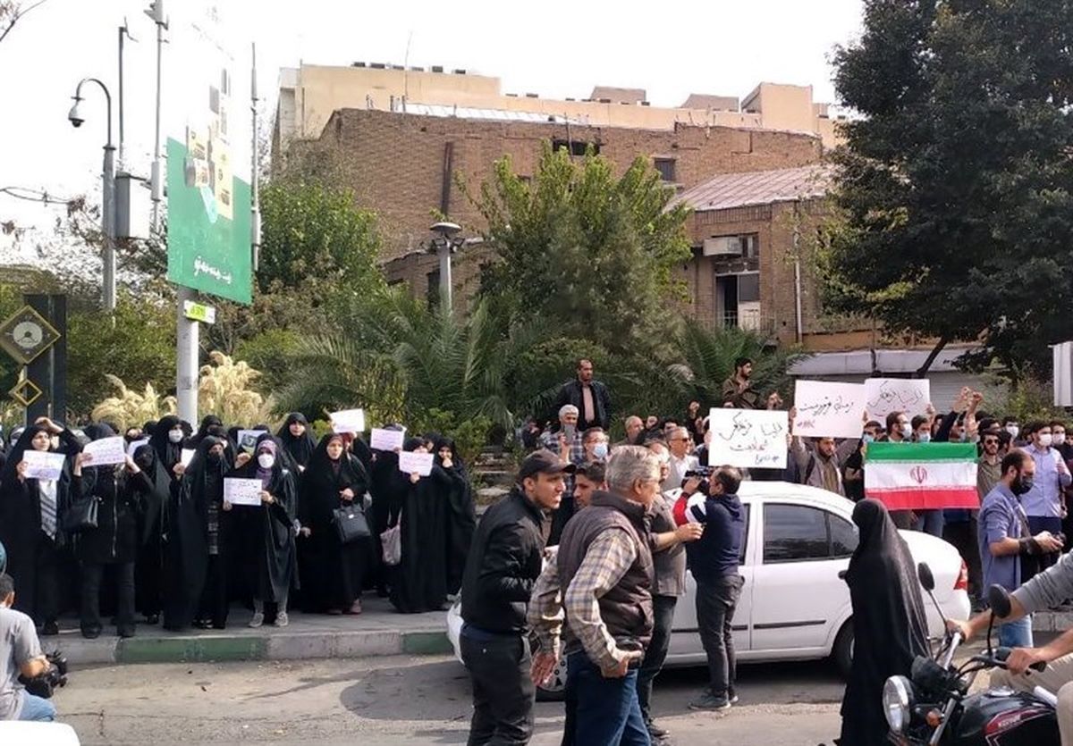 دانشجویان بسیجی مقابل سفارت انگلیس در تهران تجمع کردند+ تصاویر