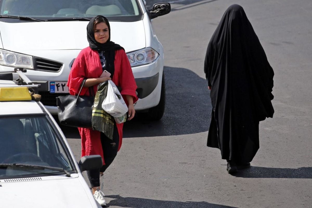کیهان: تنها عده بسیار کمی از دختران و زنان فریب خورده‌ تن به برداشتن حجاب داده‌اند