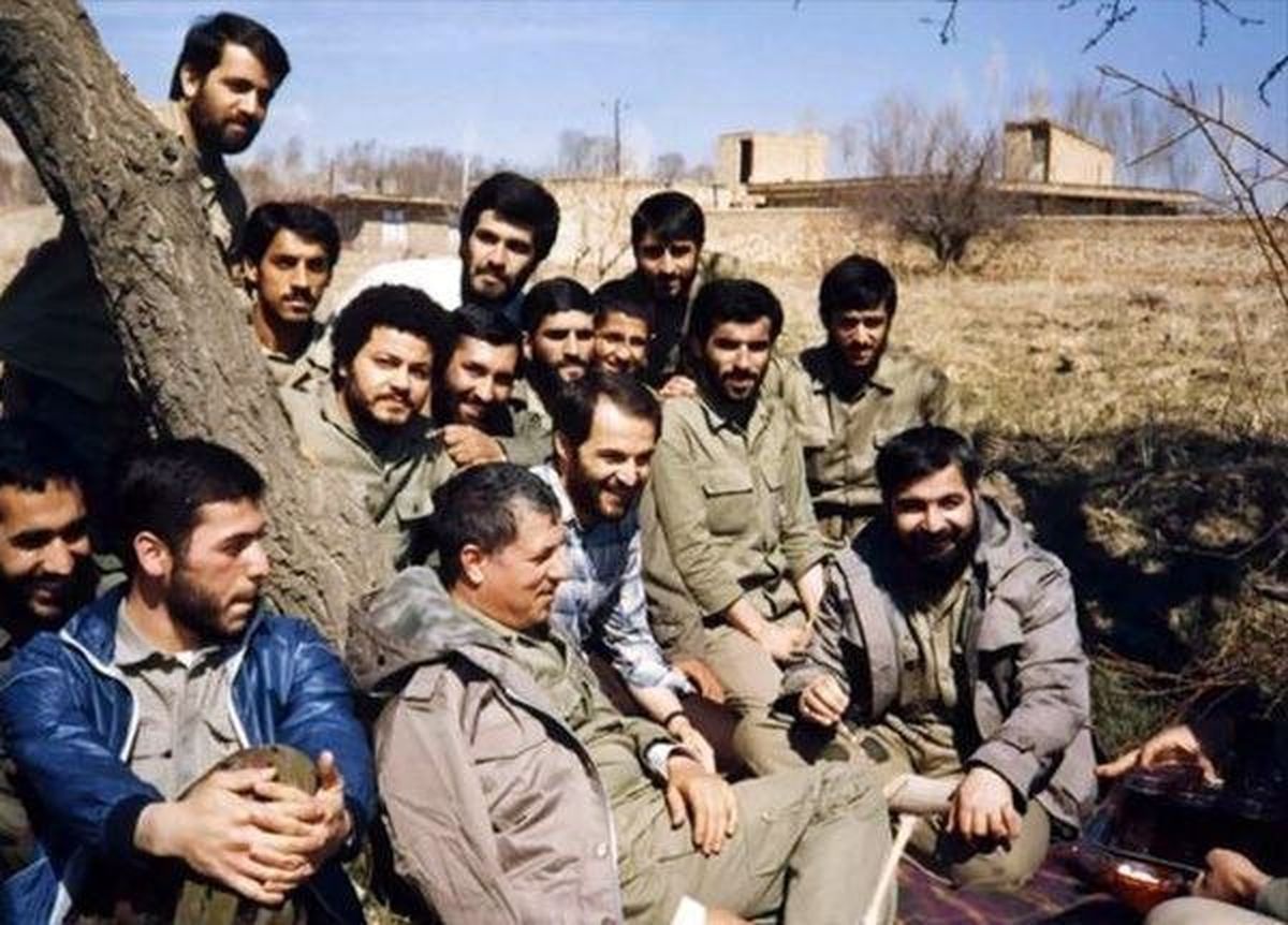 تصویری زیرخاکی از حسن روحانی و هاشمی رفسنجانی در جمع رزمندگان جنگ تحمیلی با عراق