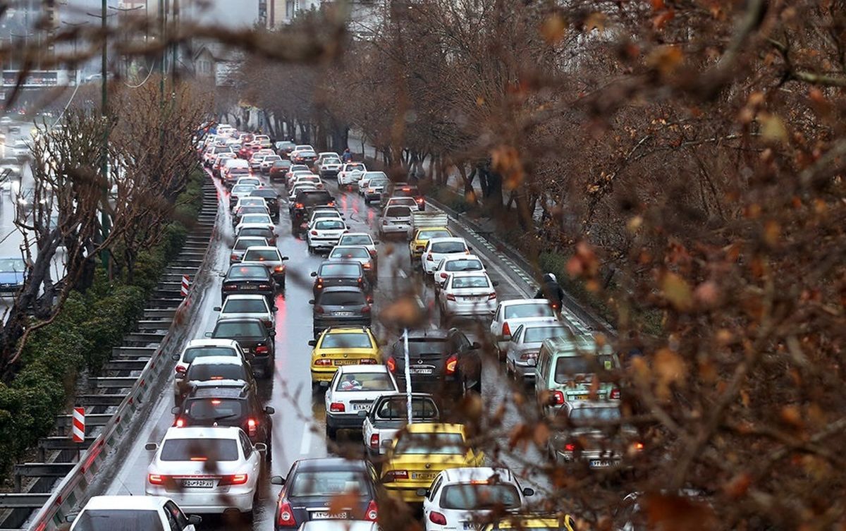 باران خیابان های تهران را قفل کرد/ ترافیک سنگین در بیشتر معابر
