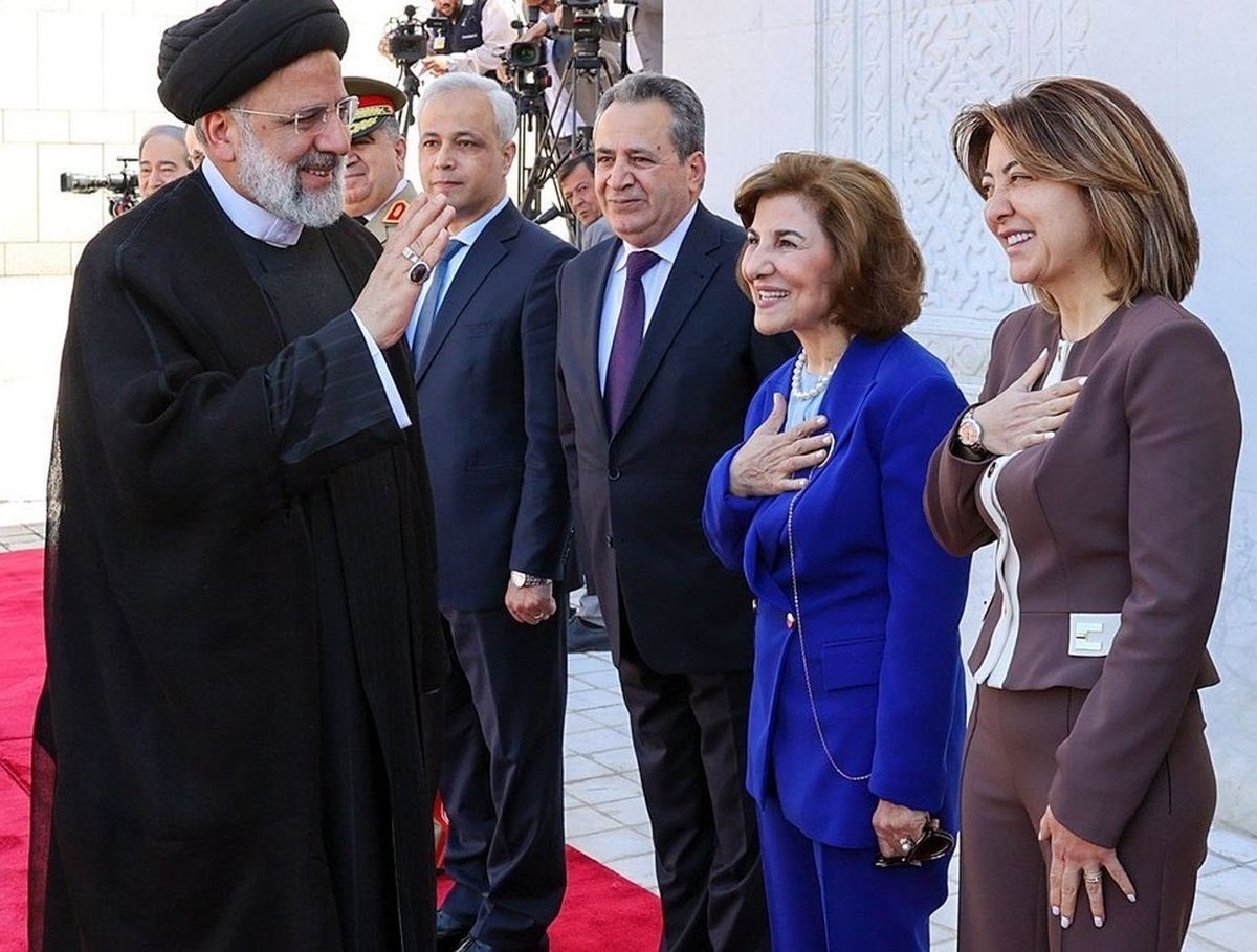 واکنش کیهان به انتقادات از خوش‌و‌بش کردن رئیسی با زنان بی‌حجاب: نمی‌فهمند که رئیسی به زنان احترام گذاشت؟