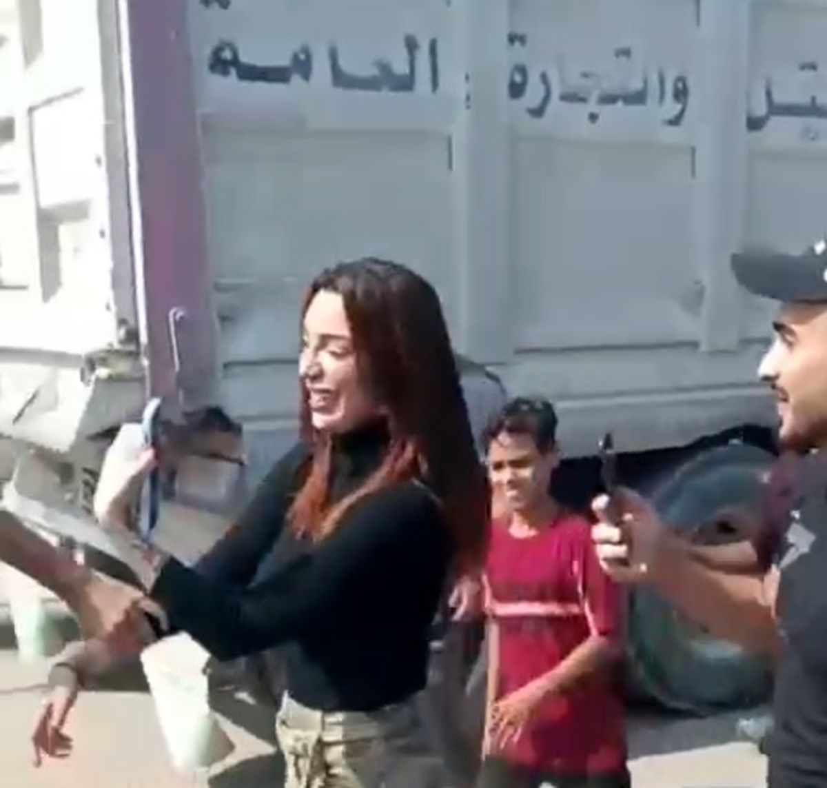 زن اسرائیلی در اسارت سلفی می‌گیرد | فیلم‌های دو زن اسرائیلی که اسیر نیروهای حماس شدند