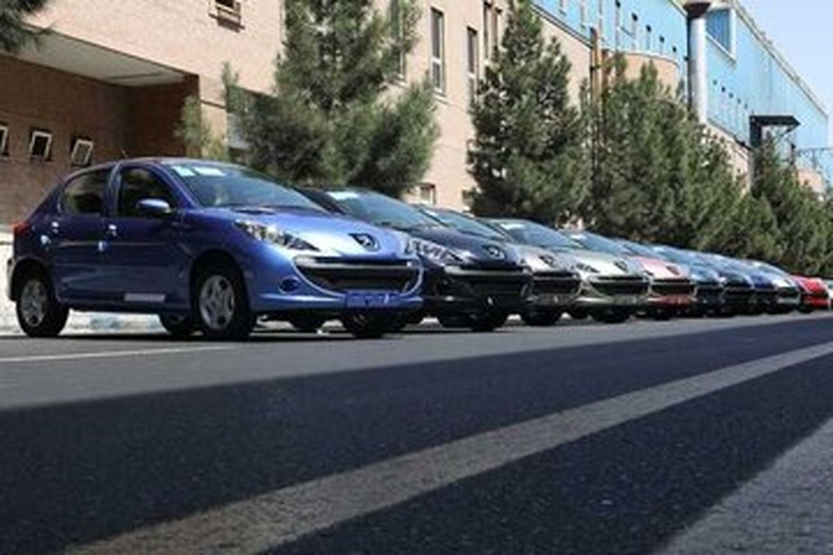 روزنامه دولت: سایپا و ایران خودرو ماشین احتکار می کنند، تولید را هم کاهش داده‌اند