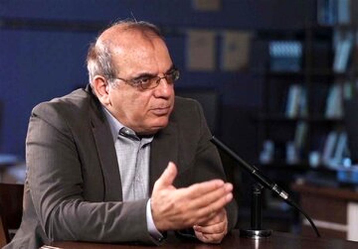 عباس عبدی به کیهان: چرا درباره سفری که ۱۲۰ میلیون هزینه غذای ۱۰ نفر شده چیزی نمی‌نویسید؟