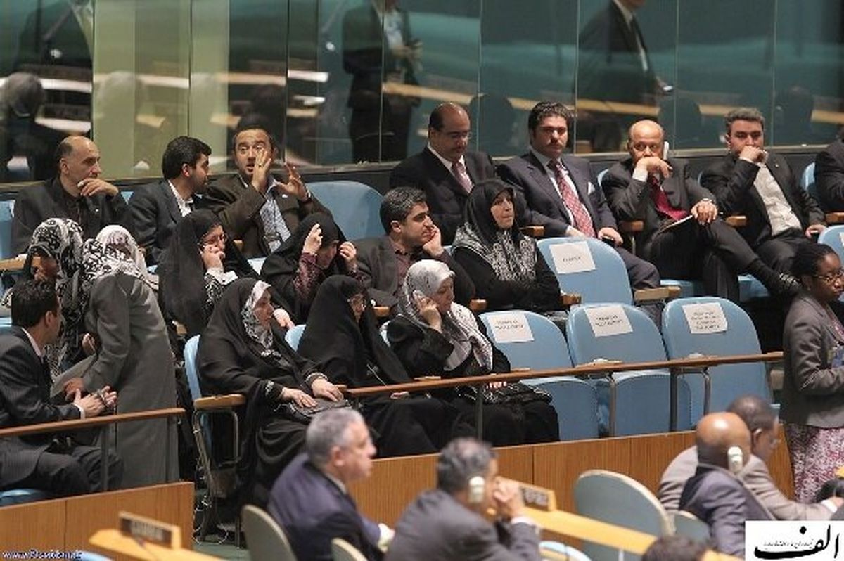 عکسی از زنان همراه با محمود احمدی‌نژاد در آمریکا؛ برای ۱۶۰ نفر درخواست ویزا شد!