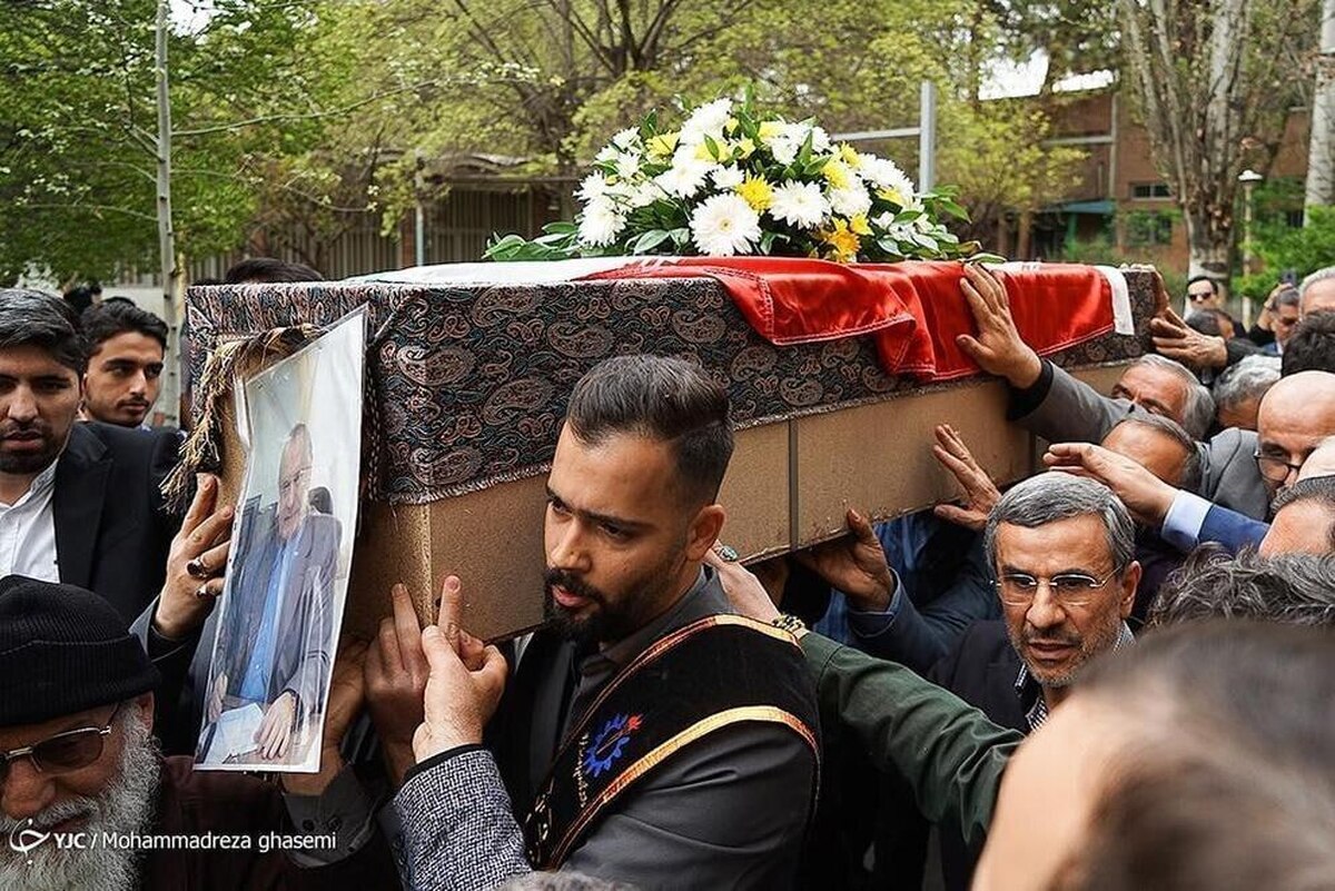 احمدی‌نژاد زیر تابوت وزیر فوت شده‌اش +عکس