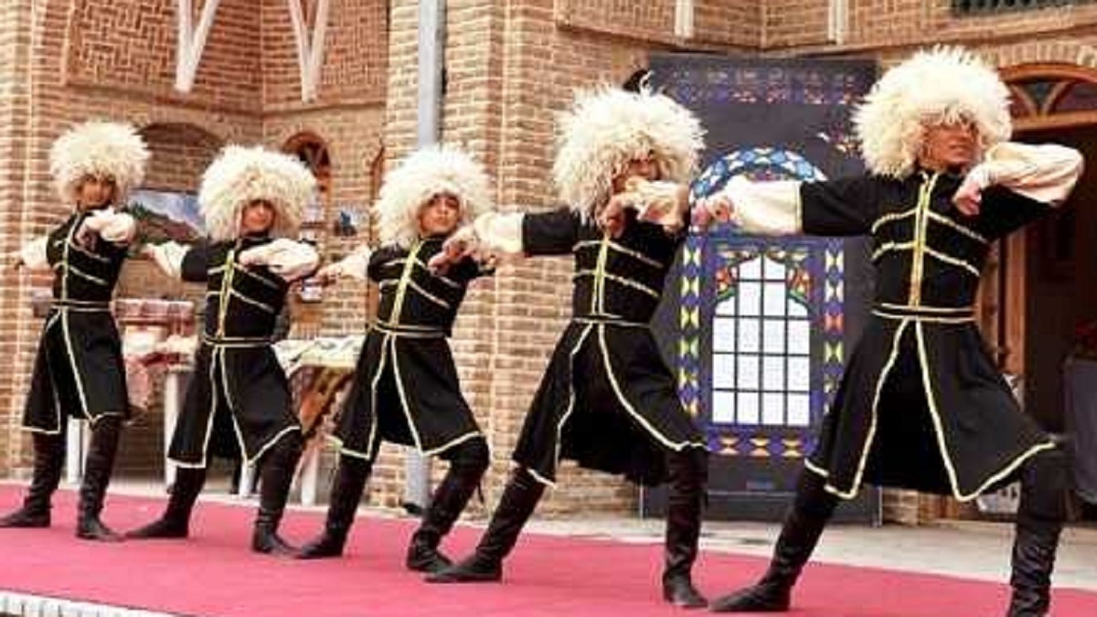 رأی دادسرای عمومی و انقلاب تبریز: رقص آذربایجانی  نه‌ تنها رفتار خلاف عفت نیست که از آداب فرح‌بخش جامعه است