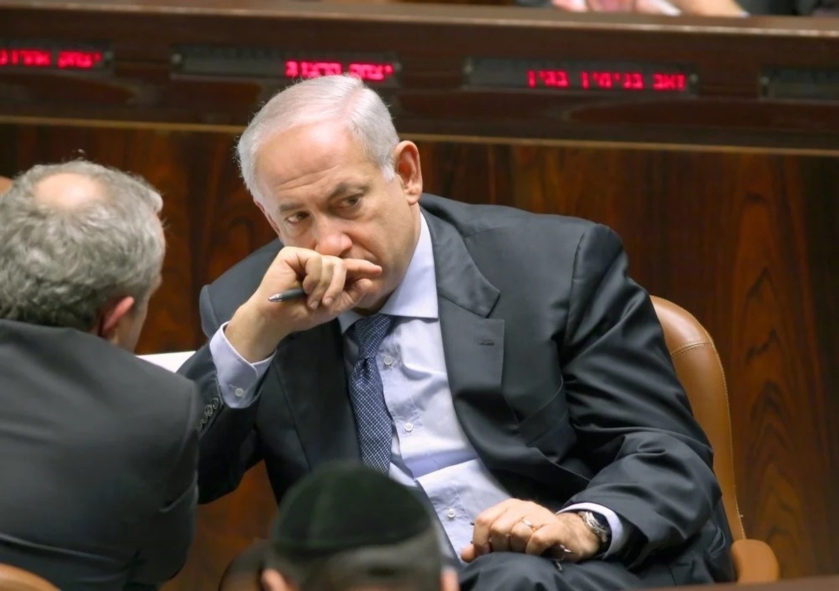 نخست وزیر سابق اسرائیل:نتانیاهو برای پاسخ «بسیار سخت» به ایران تحت فشار است